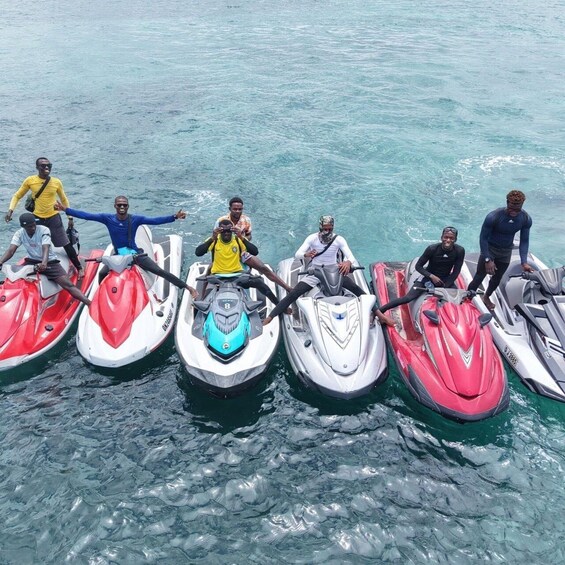 Un groupe de personnes sur des scooters des mers dans une étendue d’eau. 3