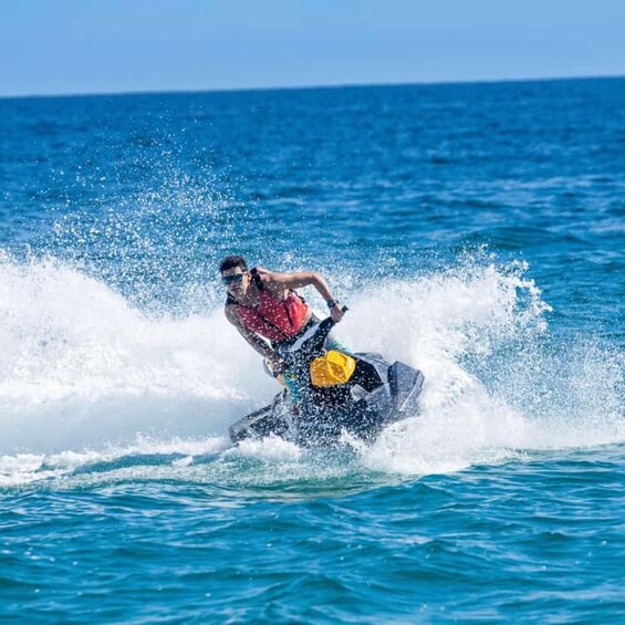 Une personne pratiquant le jet-ski sur une étendue d’eau. 4