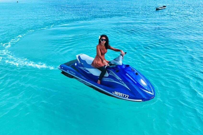 Une personne conduisant un jet ski sur une eau bleue et limpide. 2