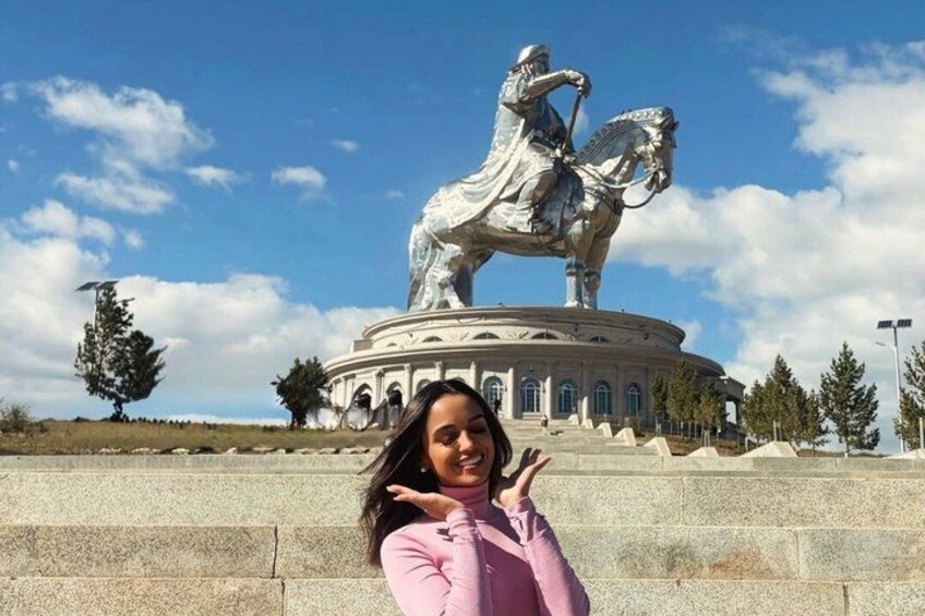 A statue of a person on horseback in front of a circular building with columns. 2
