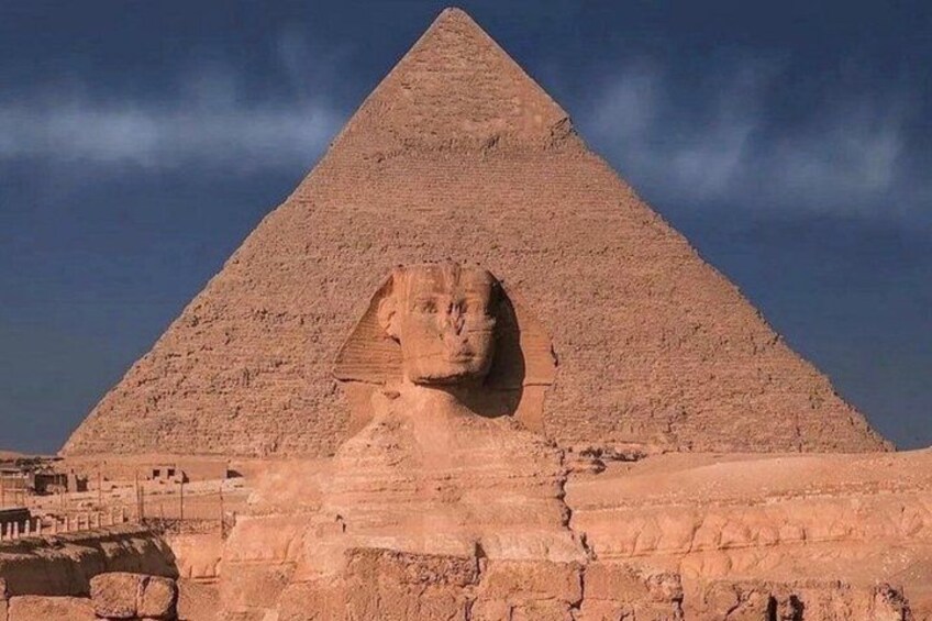 La Gran Pirámide de Guiza con una estatua grande de la Esfinge al frente. 2