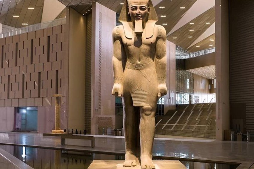 Una gran estatua egipcia antigua en un museo moderno. 5