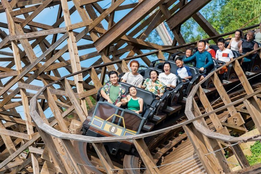 Des montagnes russes en bois avec des passagers. 1