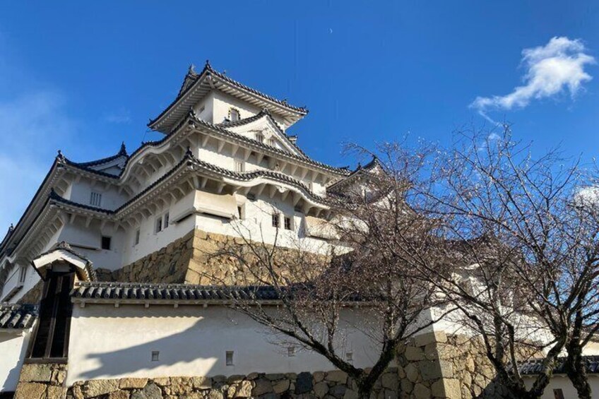 A traditional Japanese castle with multiple tiers and a prominent central tower. 4