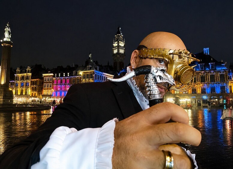 Une personne en costume, tenant un microphone orné d’un motif de crâne, se tient devant un paysage urbain illuminé, avec des bâtiments historiques et une rivière. 3