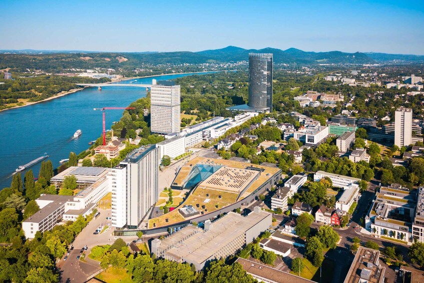 Une vue urbaine avec une rivière, des bâtiments modernes et un pont. 2