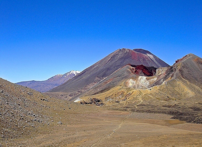 Un paysage montagneux accidenté, dominé par un ciel bleu azur. 2