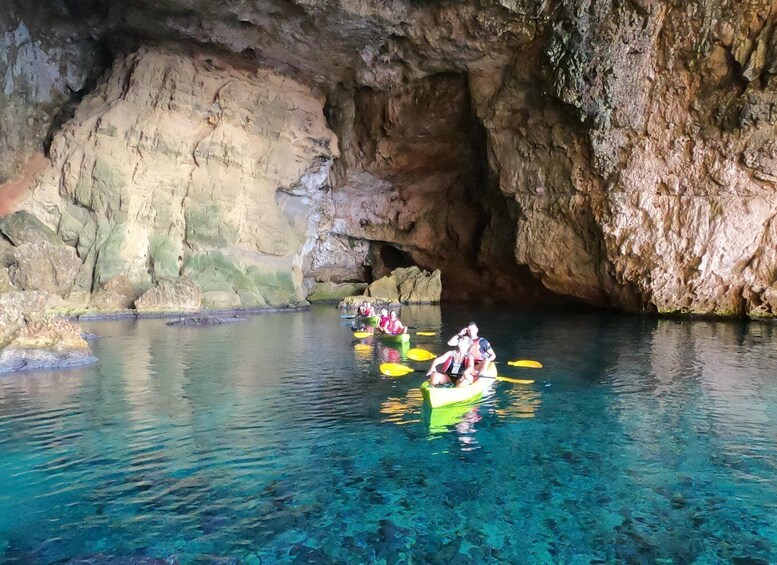 Personas haciendo kayak en una cueva clara y rocosa. 4