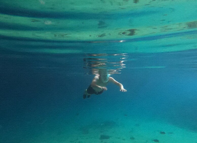 Una persona nadando bajo el agua. 2