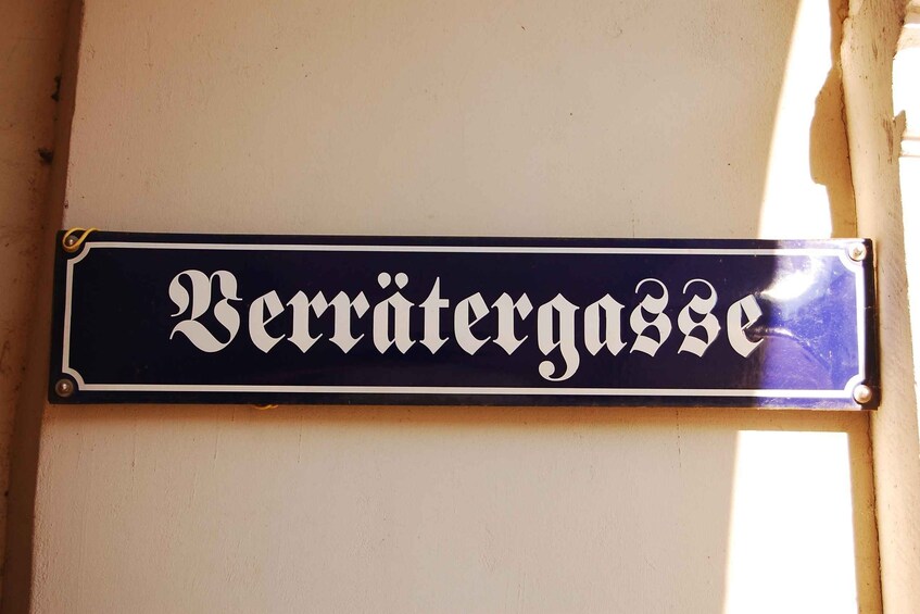 A street sign with the word 'Berrytergasse' on it. 5