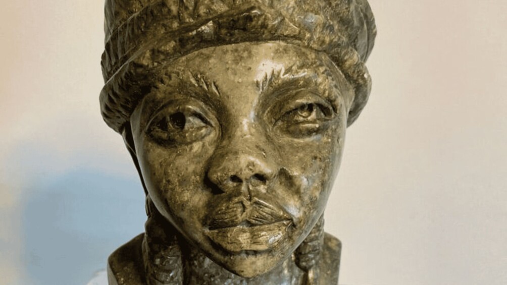 A sculpture with intricate patterns on the headgear. 1