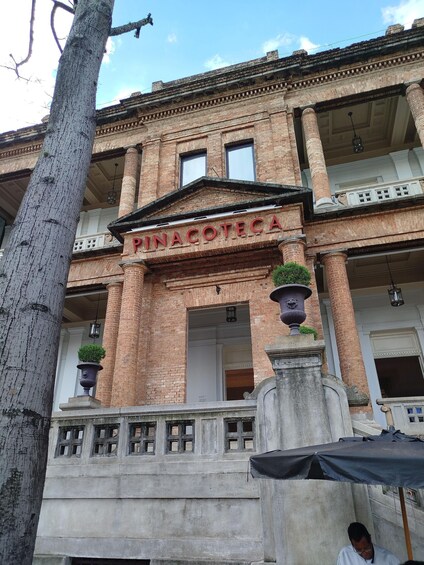 A building with the sign 'PINACOTECA' on the facade. 5
