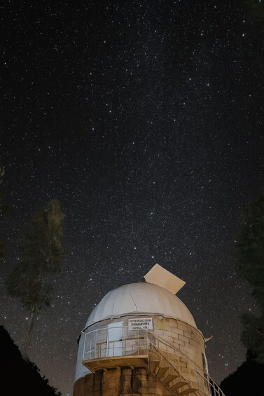 Ein Kuppelobservatorium vor einem sternenübersäten Nachthimmel. 2