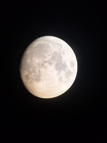 Ein Vollmond mit sichtbaren Kratern und Oberflächenstrukturen vor dunklem Himmel. 4