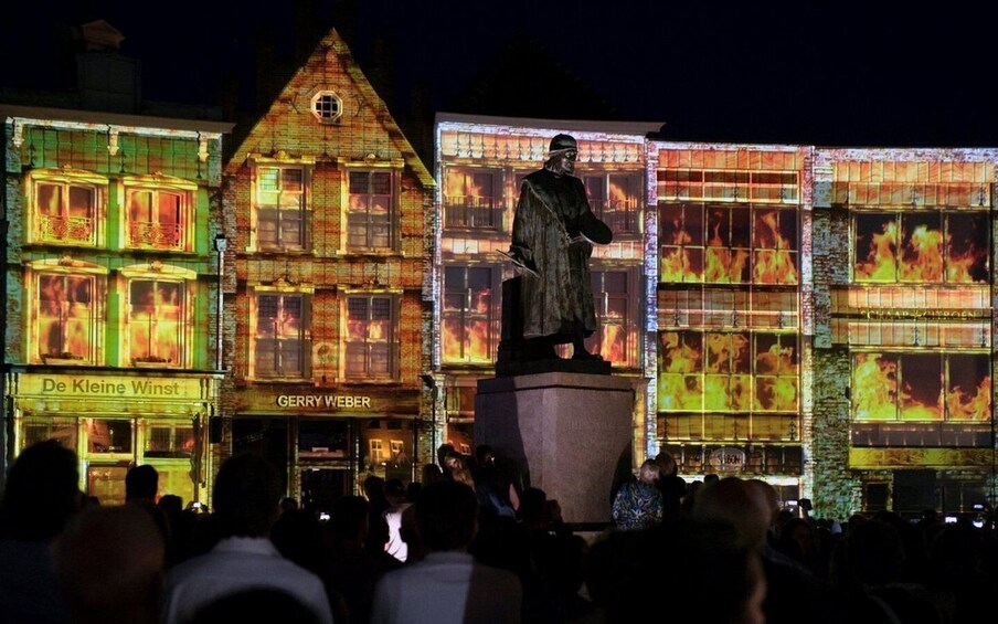 A building with a sign reading 'De Kleine Winst' and a statue in front. 1