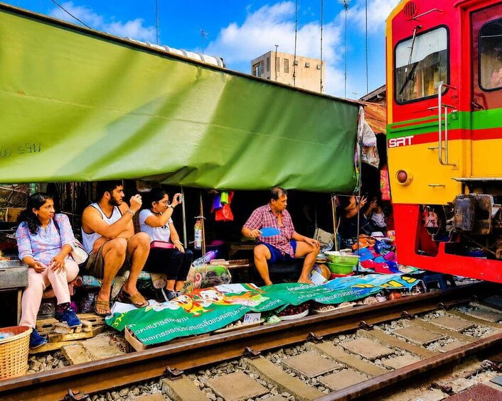 Ratchaburi: Private Floating & Train Market + Poomjai Garden 1