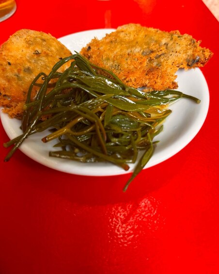 A plate with two pieces of breaded food and a side of green vegetables. 5