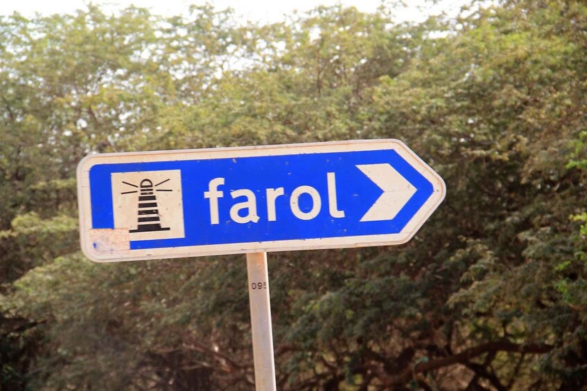 A directional sign with the word 'farol' and an arrow pointing to the right. 5