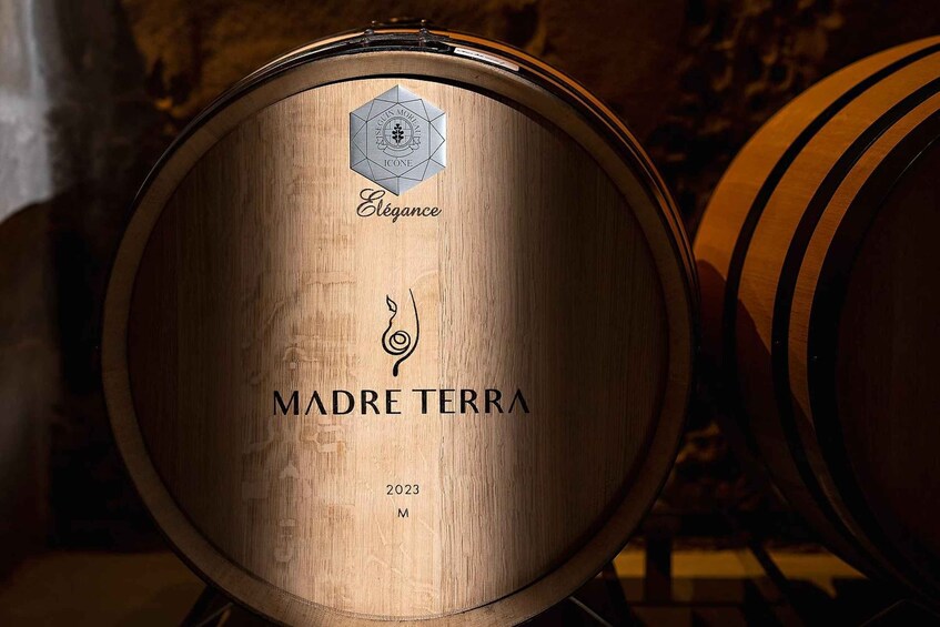 A wooden barrel with the label 'Madre Terra' and the year '2023' on it. 1