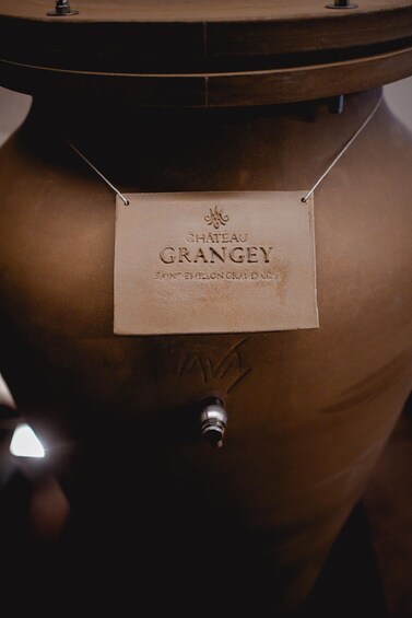 Un recipiente grande para elaborar cerveza con una etiqueta que dice 'CHATEAU GRANGEY SAINT-EMILION GRAND CRU'. 5
