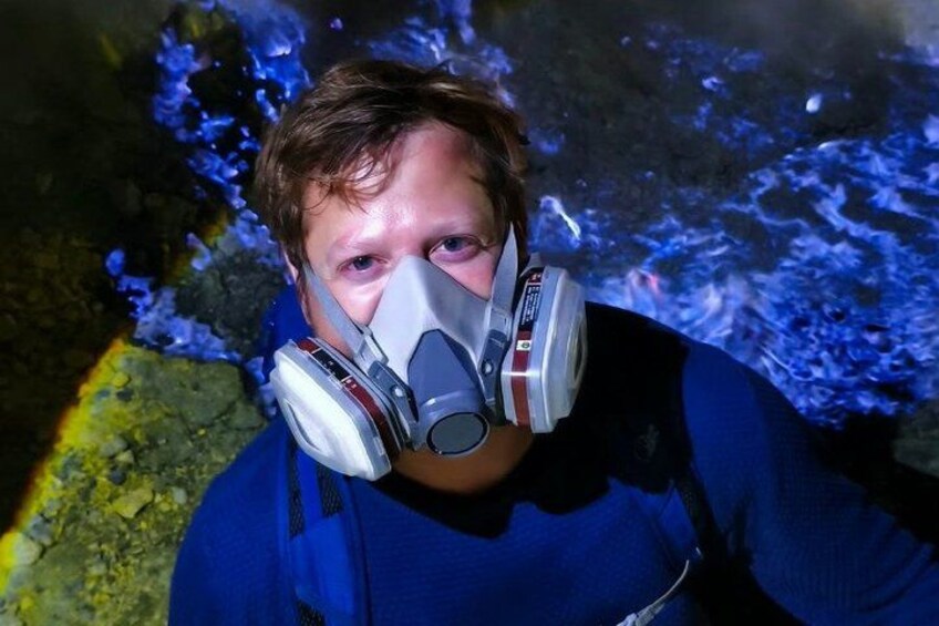 En person som bär en gasmask och hörlurar. 4