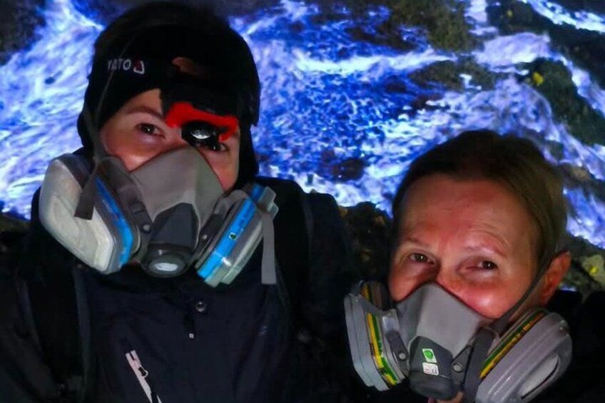 Två personer som bär gasmasker. 3