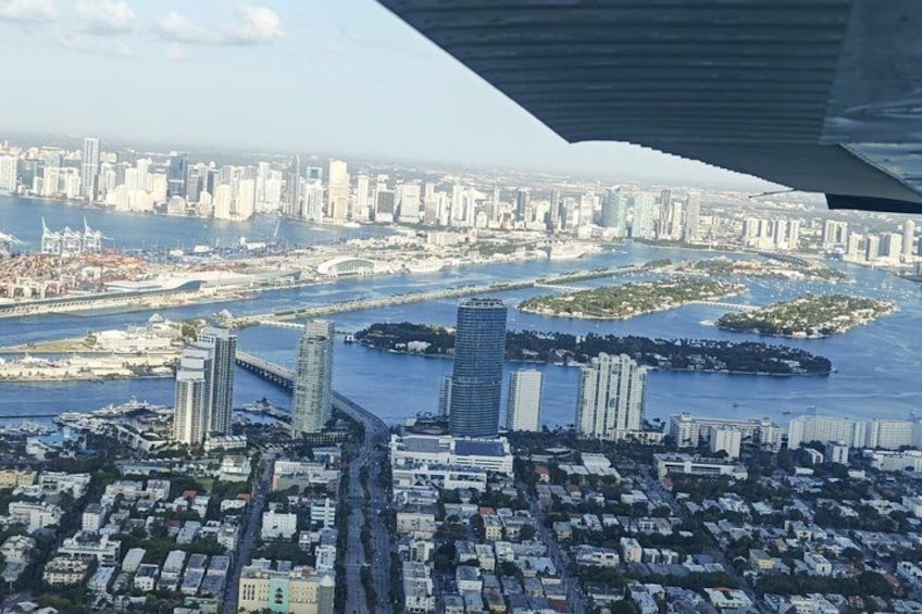 A cityscape with high-rise buildings, a river, and a bridge. 4