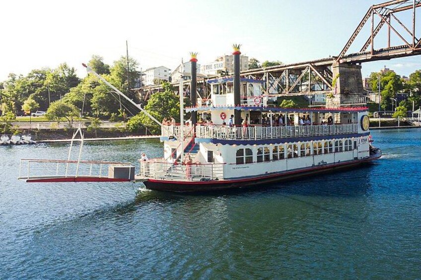 Un bateau fluvial avec un pont en arrière-plan. 3