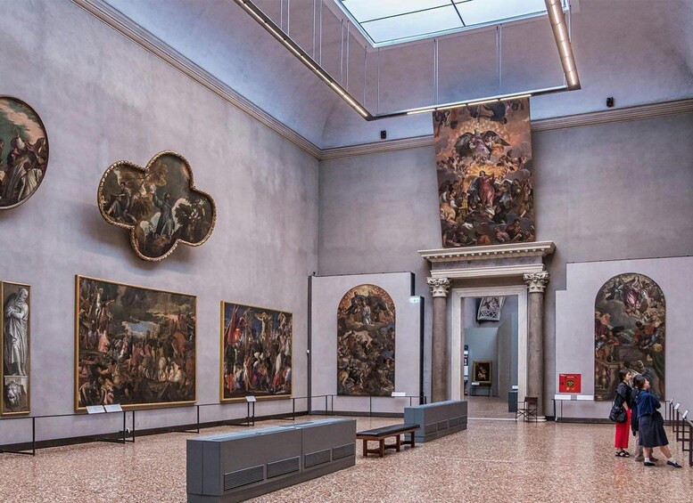 Taidegalleria, jonka seinillä on suuria maalauksia ja veistoksia, ja jossa on lisäksi kattovalaisin ja marmorilattia. 3
