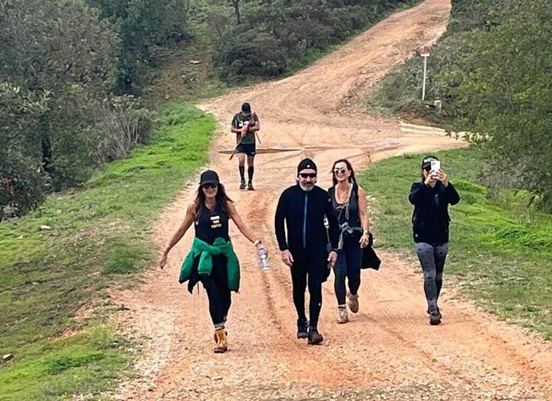 Un groupe de personnes marchant sur un sentier de terre, entouré de verdure. 5