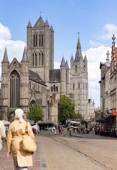 Eine historische Kathedrale mit zahlreichen Türmen und einem großen Glockenturm. 5