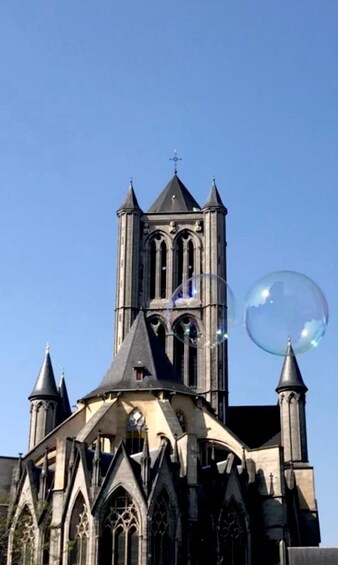Eine gotische Kirche mit einem hohen Turm und spitzbogigen Arkaden. 2