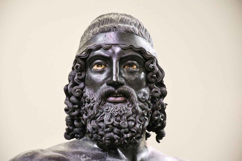 Eine Skulptur mit detailliertem Bart und Locken. 1