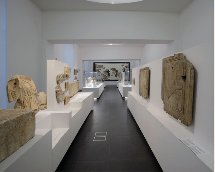 Eine Kunstgalerie mit ausgestellten Skulpturen und Gemälden. 2