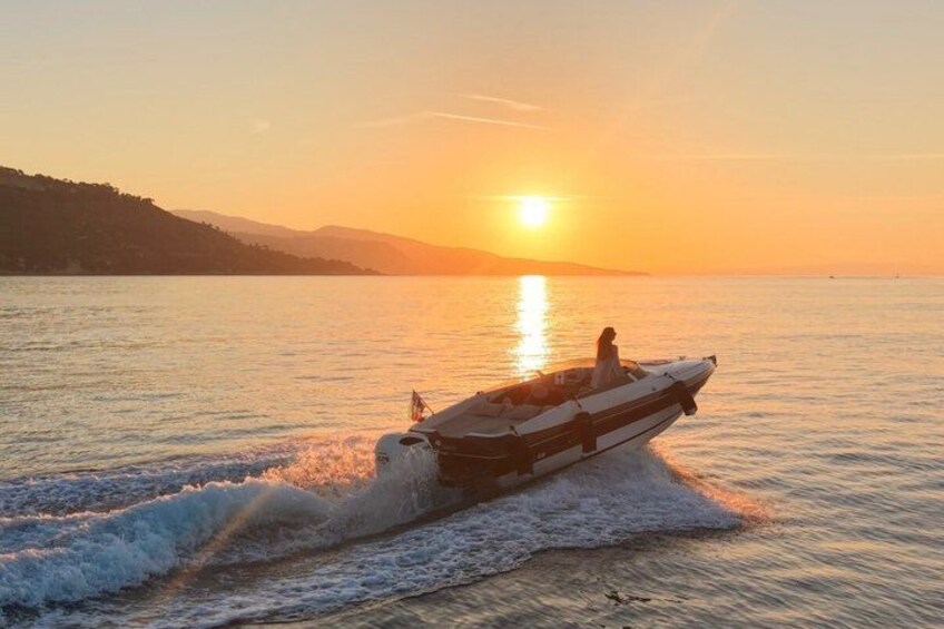 Un bote avanza rápidamente sobre aguas tranquilas durante el atardecer, con el sol reflejándose en la superficie. 5