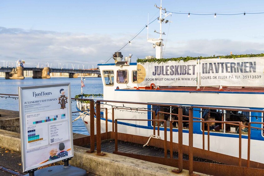 A boat with a sign advertising Jule Sibbet Havnener tours. 1