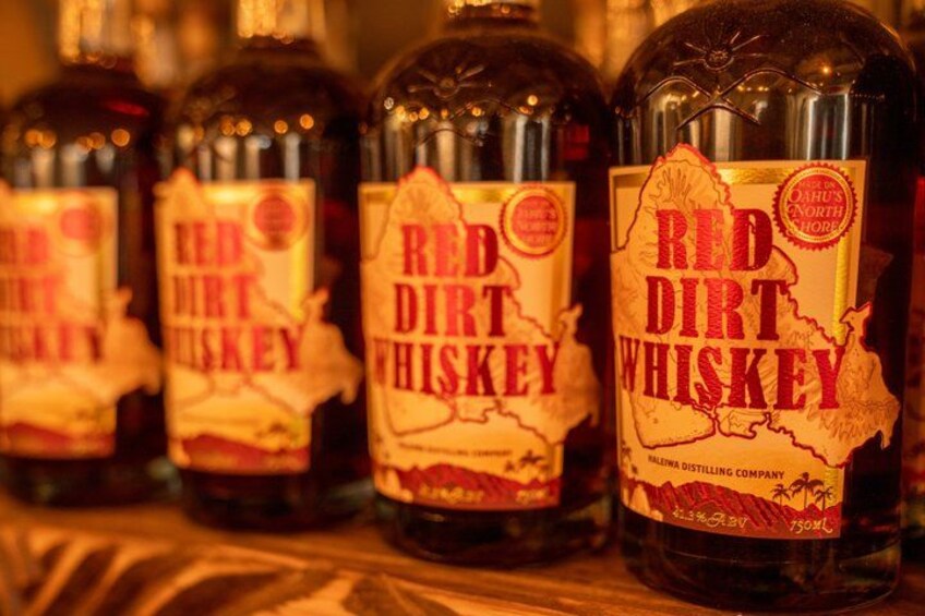 Botellas de Whiskey Red Dirt con etiquetas que incluyen un mapa y un sello. 2