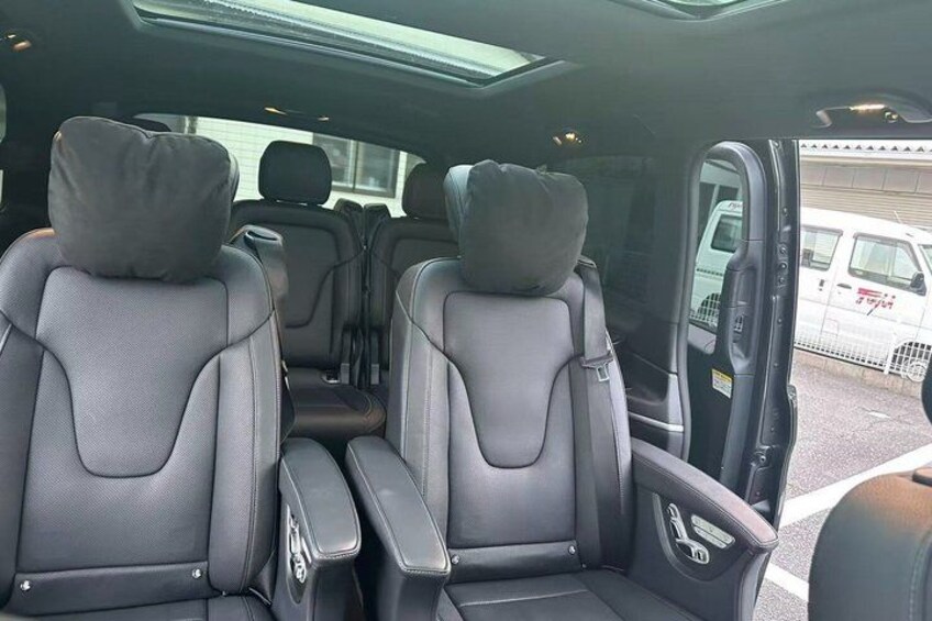Interior de vehículo con asientos de cuero negro y tragaluz. 2