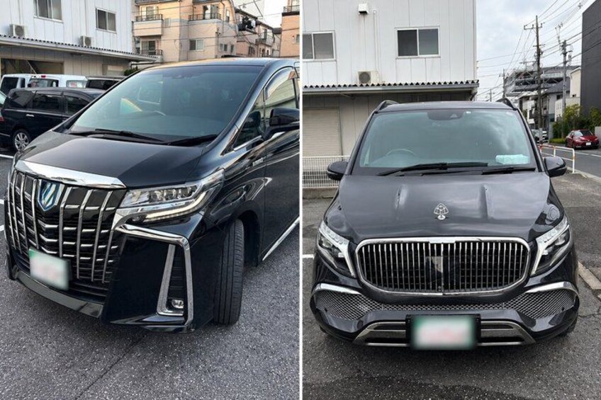 Un SUV negro estacionado en una calle con edificios al fondo. 4