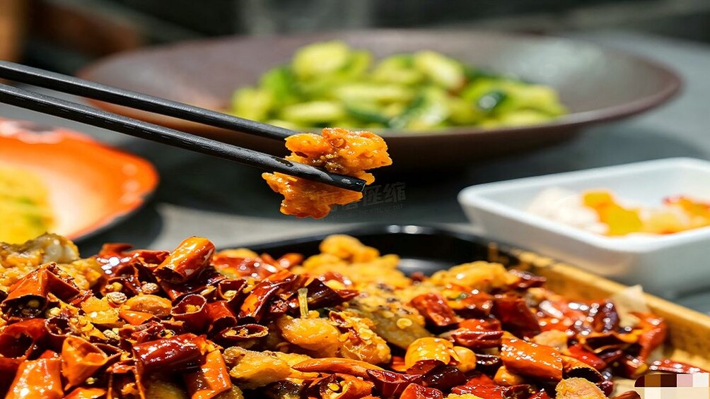 Ein Gericht mit knusprig frittierten Speisen und roten Chilischoten. 3