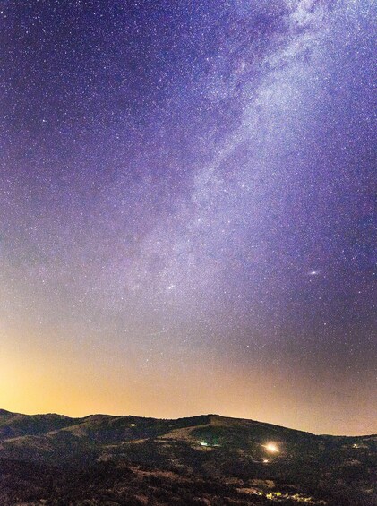 Un ciel étoilé au-dessus d’un paysage vallonné, où l’on peut distinguer la Voie lactée. 3