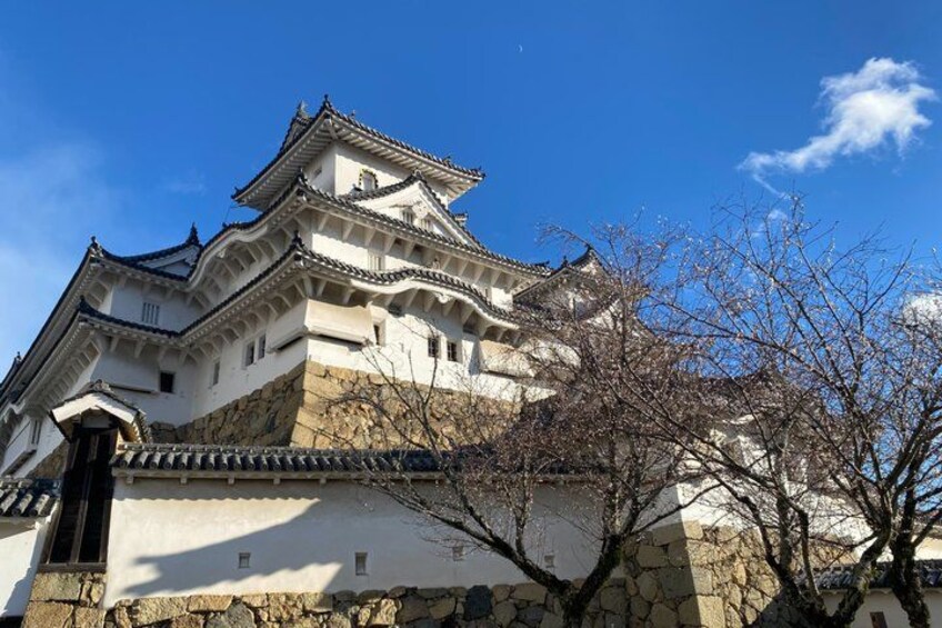 A traditional Japanese castle with multiple tiers and a prominent central tower. 4