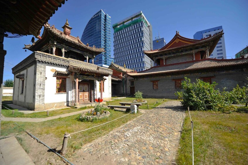 Arquitectura china tradicional con un rascacielos moderno al fondo. 1