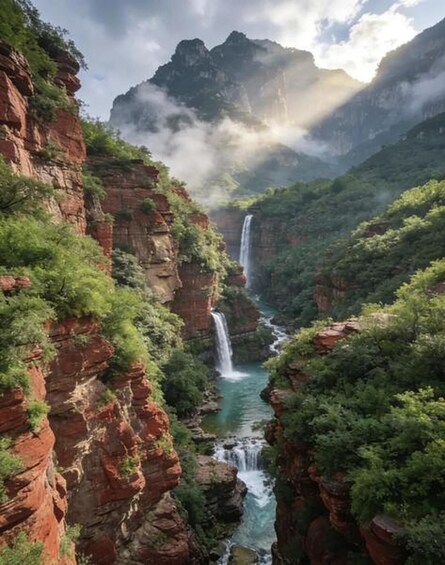 Un canyon avec une cascade, des falaises de roche rouge et une végétation verdoyante. 5