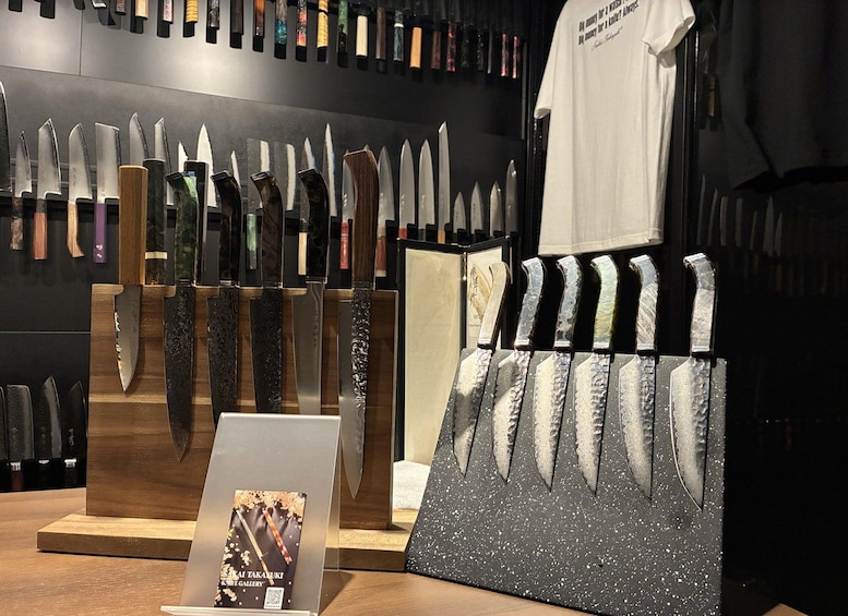 Una exhibición de cuchillos con diferentes tipos de cuchillos sobre pedestales de madera. 3