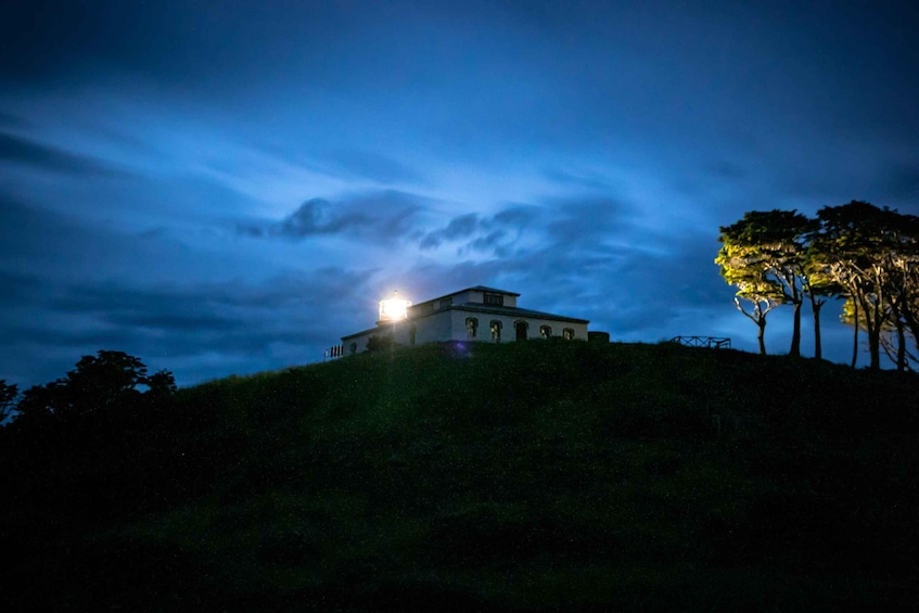 Ein Gebäude auf einem Hügel, im Hintergrund ein voller Mond. 1