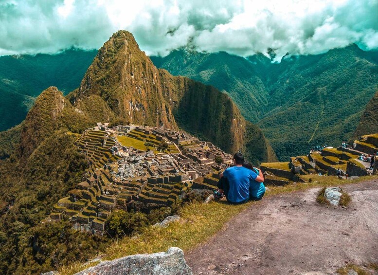 Machu Picchu, eine antike Inka-Stadt mit terrassenförmigen Feldern und Steinbauten. 4