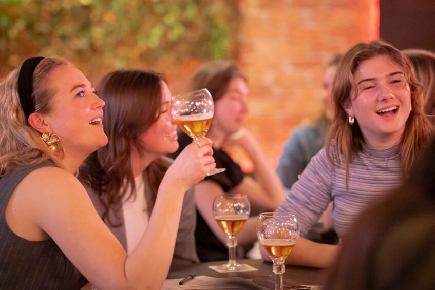 Un groupe de personnes trinquant avec des verres de vin autour d’une table. 5