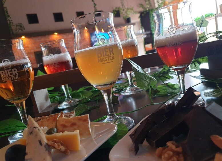 Une table avec différentes sortes de bières et du fromage. 1