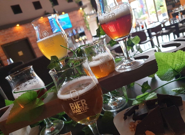 Un bar avec différentes sortes de verres à bière, certains avec de la mousse, et quelques-uns contenant un liquide rouge. 4